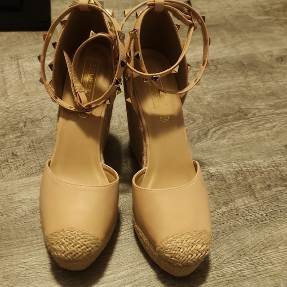 Women's Tan Wedge Sandals - Picture 3 of 6